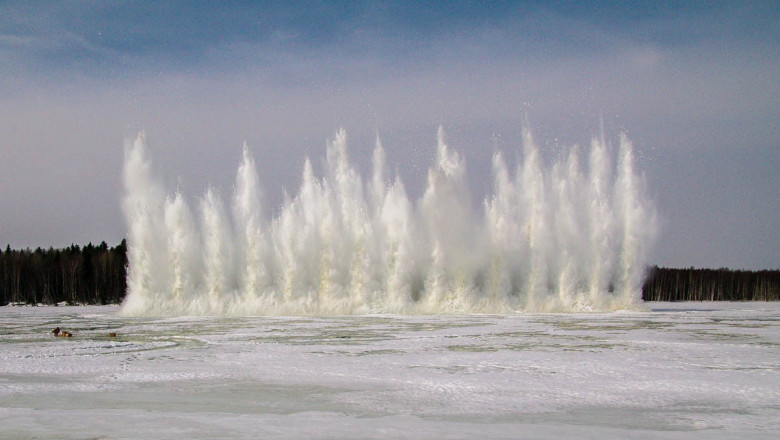 На Иртыше взорвали лёд