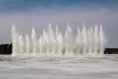 На Иртыше взорвали лёд