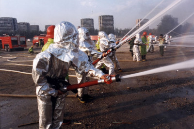 Пожарные не удержали   водяной шланг 