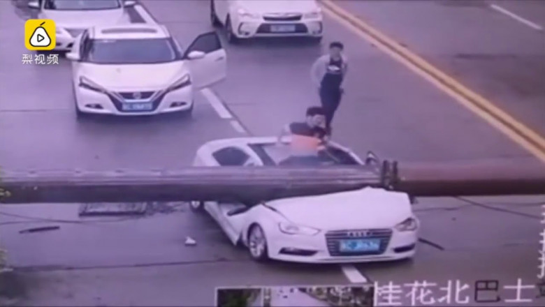 Башенный кран упал на автомобиль 