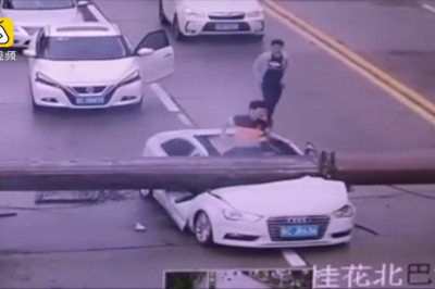 Башенный кран упал на автомобиль 