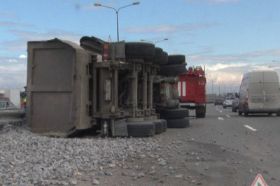 Самосвал на скорости врезался в легковушку 