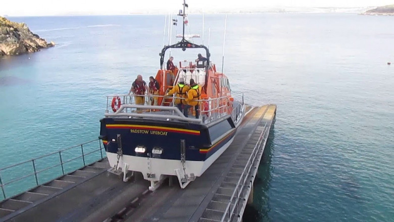 Как спускают спасательный катер с крутого спуска 