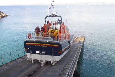 Как спускают спасательный катер с крутого спуска 