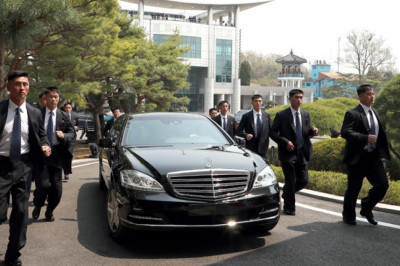 Кортеж сопровождения Президента Северной Кореи 