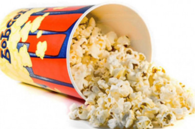 Угощение перед большим экраном