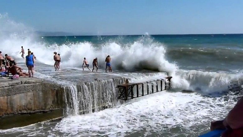 Мощная волна едва не смыла отдыхающих 