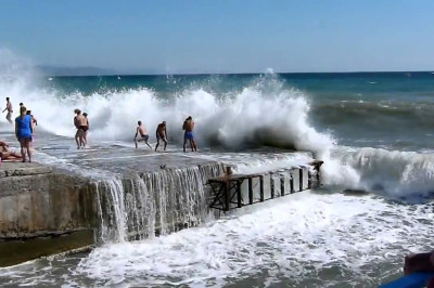 Мощная волна едва не смыла отдыхающих 