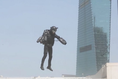 В Дубае продемонстрирован  летающий костюм 