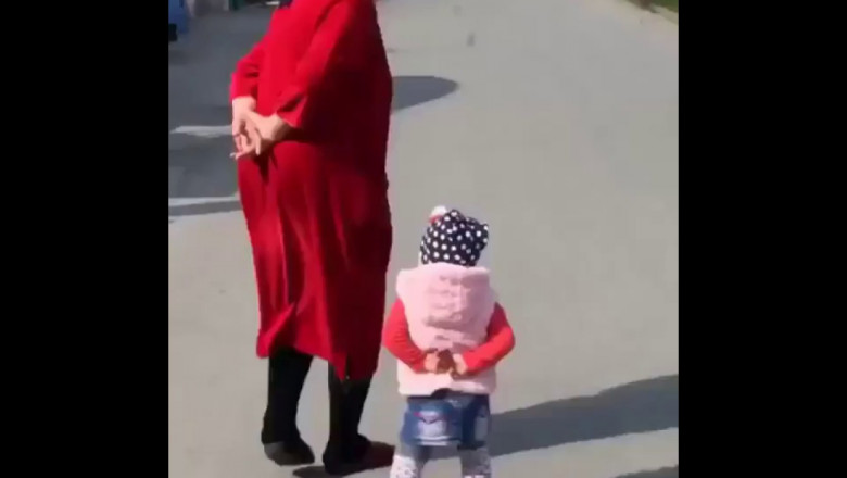 Малышка подражает бабушке 