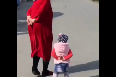 Малышка подражает бабушке 