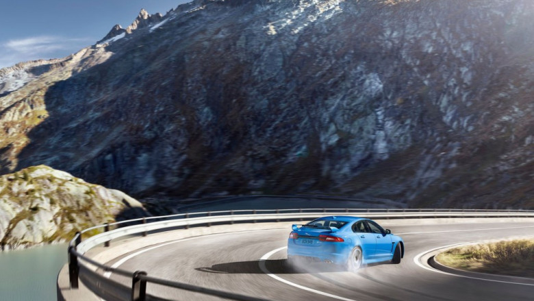 На высокой скорости по горному серпантину 