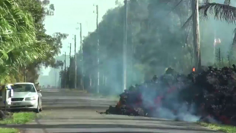 Огненная лава пожирает  остров 