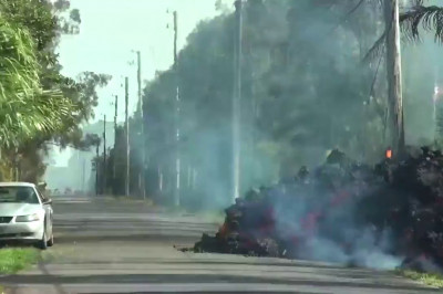 Огненная лава пожирает  остров 