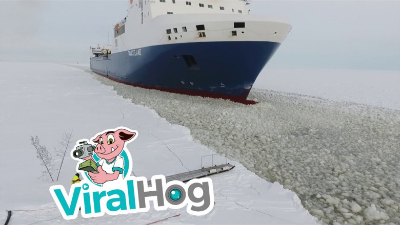 Моряк садится на движущийся корабль 