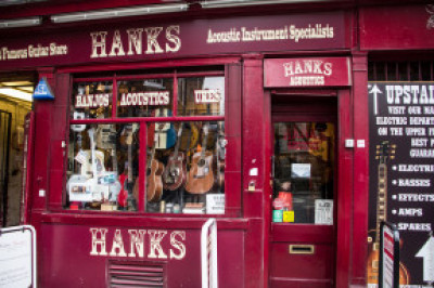 Добропорядочные англичане не спешат прийти на помощь .