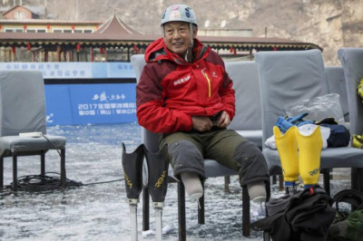 Безногий пожилой альпинист из Китая взошёл на Эверест 