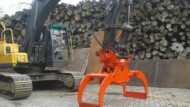 Экскаватор укладывает шпалы  