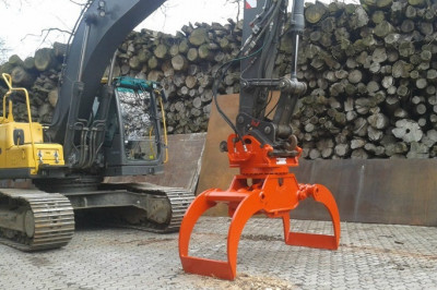 Экскаватор укладывает шпалы  