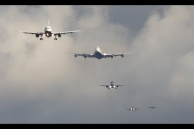 Поток самолётов идёт на посадку 