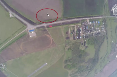 Столкновение двух  парашютистов 