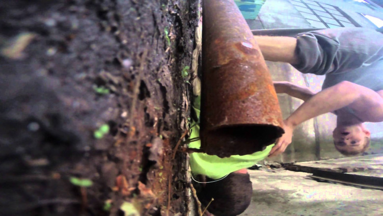 Падение со ржавой трубы 