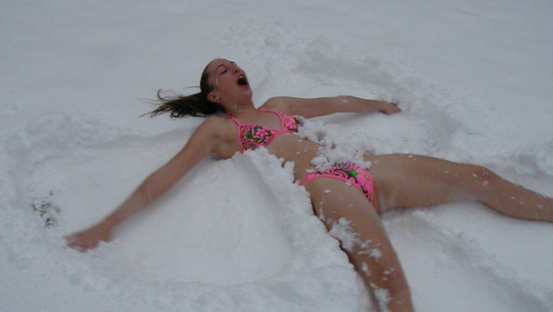 Две девчонки валяются в снегу голые