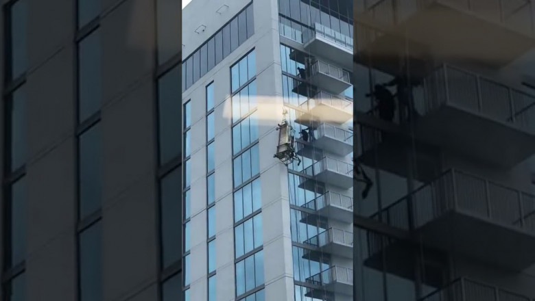 На высоте взорвался трос 