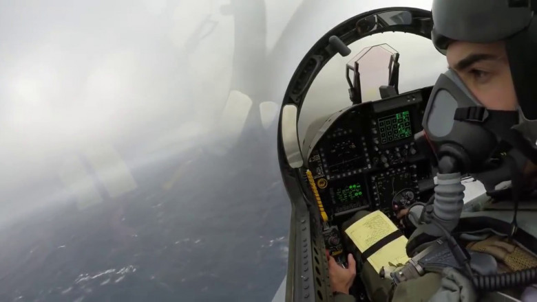 Самолёт садится на авианосец 