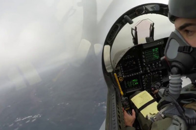 Самолёт садится на авианосец 