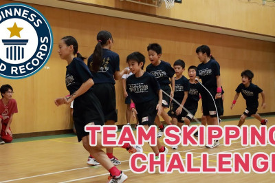 Мировой рекорд по командным прыжкам на скакалке 