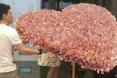 Шикарный букет из банкнот 