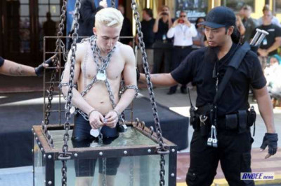 Мужчина , пытавшийся повторить трюк Гарри Гудини , чуть не утонул 