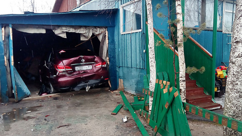 Неадекватный водитель таранит ворота 