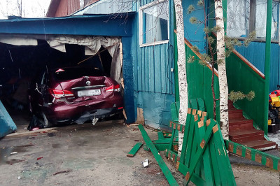 Неадекватный водитель таранит ворота 