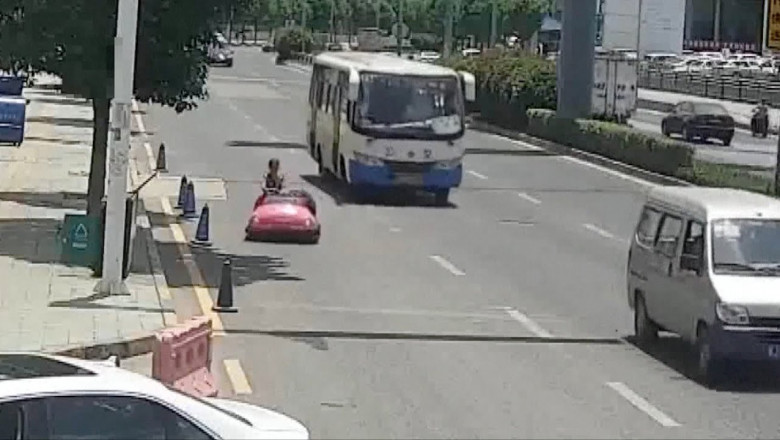 Женщина за рулём детского электромобиля 