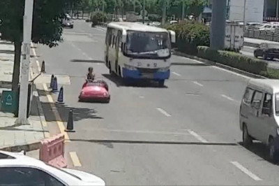 Женщина за рулём детского электромобиля 