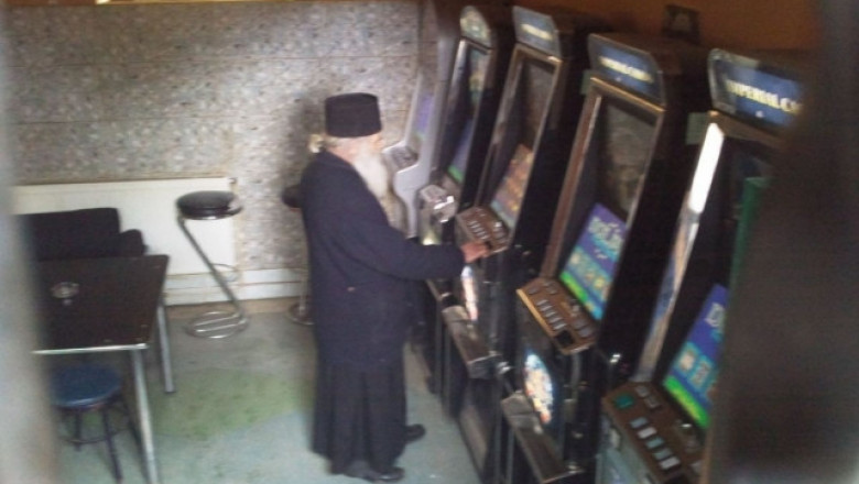 Священник пил пиво и играл на автоматах 