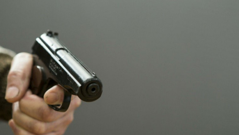 Покупатель вступил в схватку с грабителем 