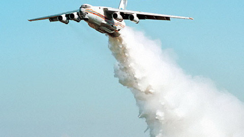 Самолёт вылил 40 тонн воды на гаишников