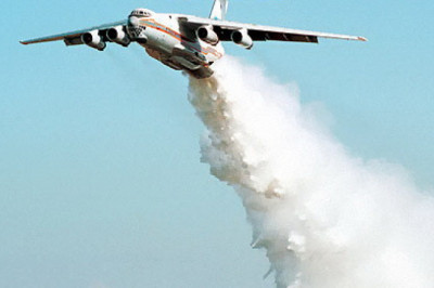 Самолёт вылил 40 тонн воды на гаишников