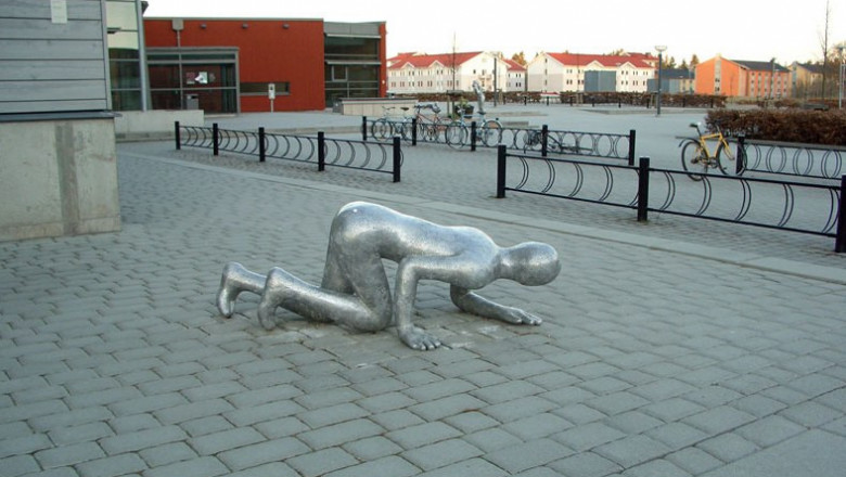 На четвереньках через дорогу 