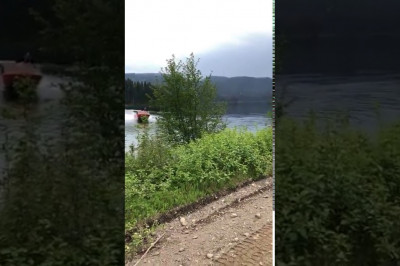 Катер пересекает дорогу 