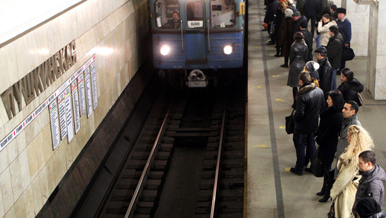 Легли под поезд 