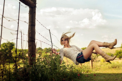 Девушка повисла на заборе