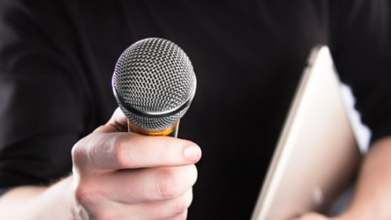 Бразильский журналист берёт интервью у российской пенсионерки 