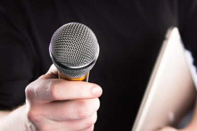 Бразильский журналист берёт интервью у российской пенсионерки 