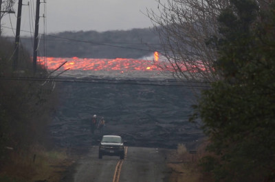  Бурлящая лава вулкана Килауэа