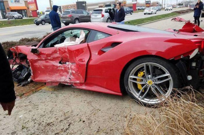 Китаянка разбила Ferrari едва выехав от дилеров 