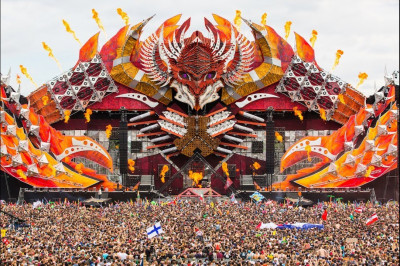 Следуя указаниям ,  огромная толпа зрителей прыгает 